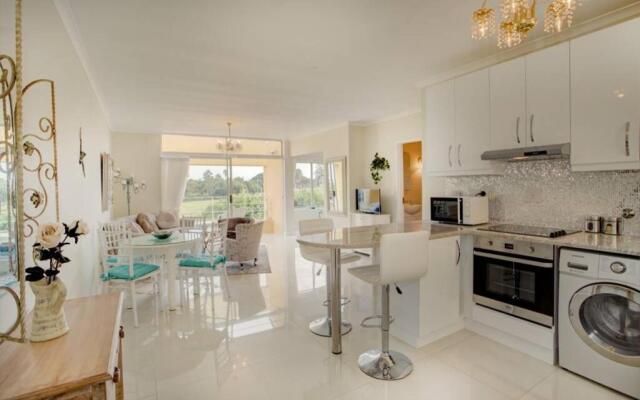 L`Azur : Elegant Apartment with Sea View