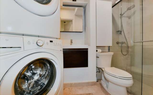 Amazing 1BR 2BA Condo Great Location w Pool GYM