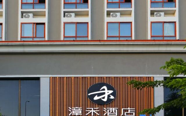 Zhanghe Hotel (Haikou Xiuying Port West Bus Station)