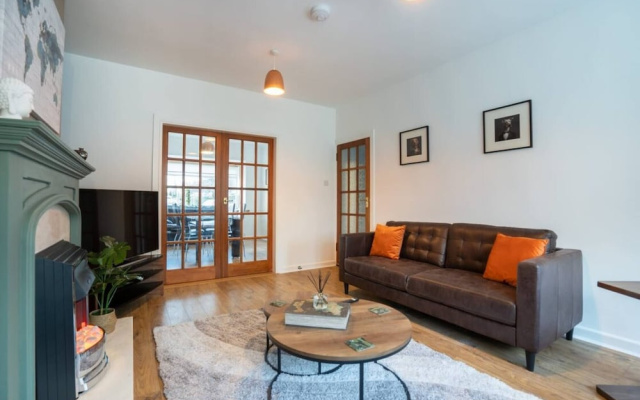 10-min to AB City Centre - Parking - Garden - Wifi