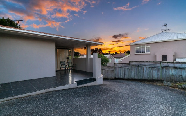 Birkenhead Super Cozy & Comfort Shared Room