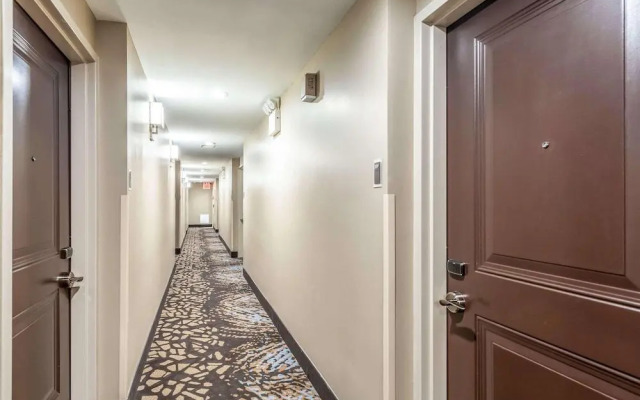 Van Wyck Hotel & Suites Near JFK Airport