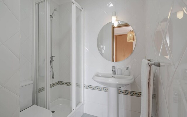 Bright Apartment With Pool, Garajau IV