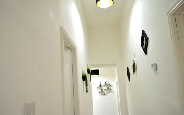 Beautiful Two-bed Apartment With Driveway Parking