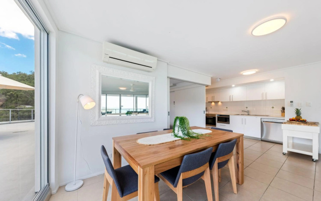 Ocean Dreams On Airlie 2 Bedroom – Balcony – Airlie Beach