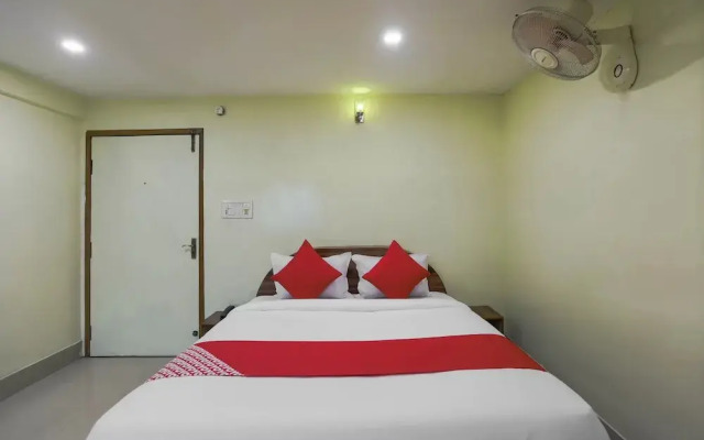 OYO 438 Sarala Residence Hotel