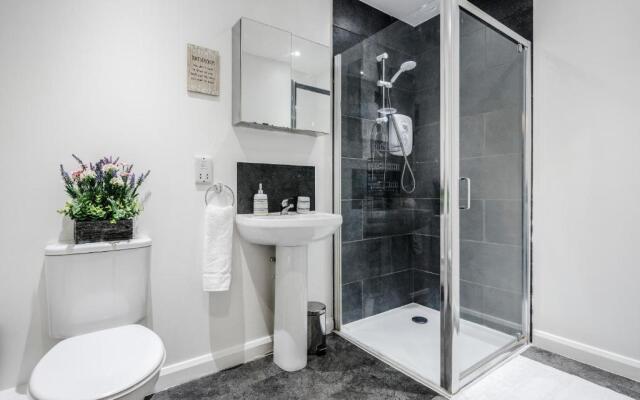 REAL - Queens Apartments F1