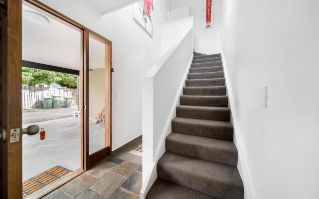 Kiwi style home! Views of lake. Large outdoor area – Hotel Rooms – Queenstown