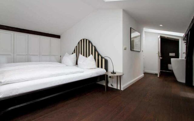 Villa Schering App 4 Black White