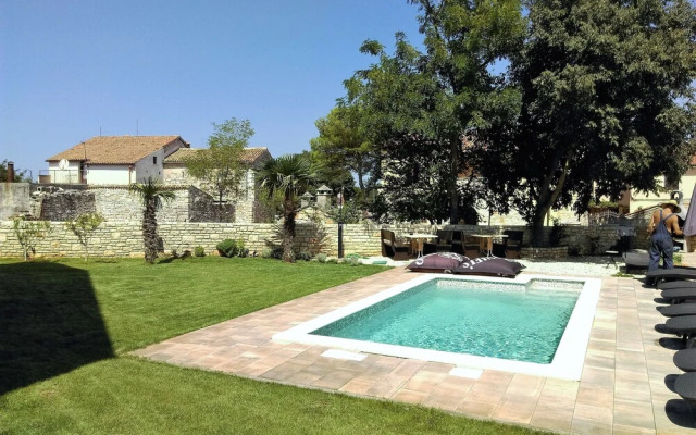 Private Acommodation Istrasoley