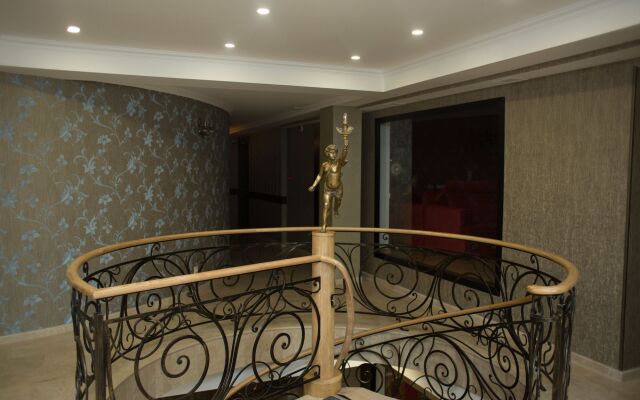 Redline Hotel