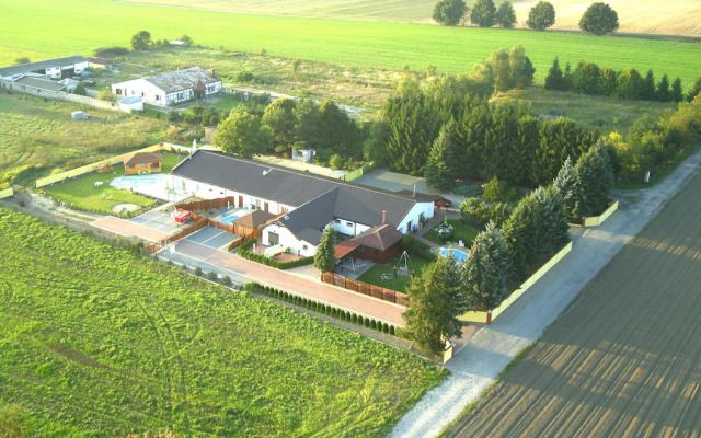 Terraced House With Pool and Sauna, Sieciemin