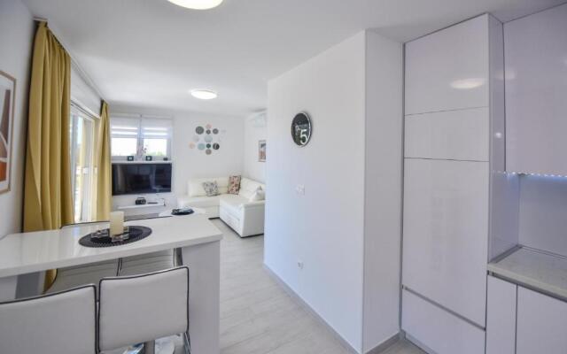Funtastic C Apartments for 12, Private & Heated Pool