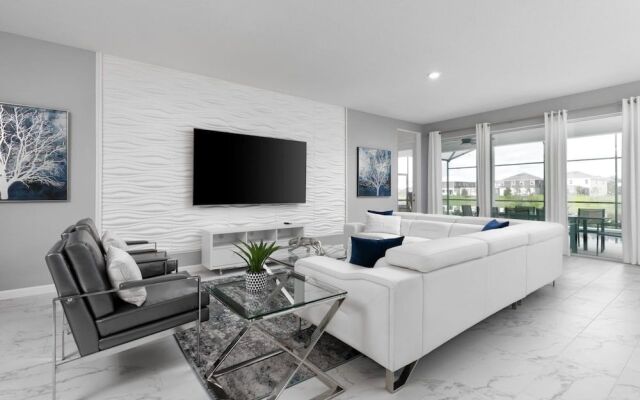 Stunning House With Private Pool