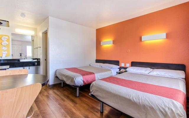 Super 8 by Wyndham Santa Clara