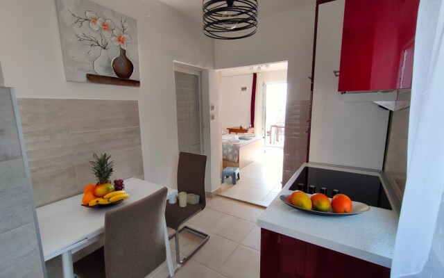 A1 Beachfront apt With big Terrace and sea View