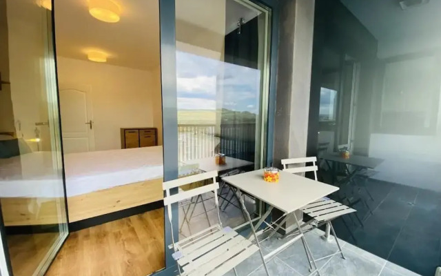 Deluxe Apartment with Balcony & Parking