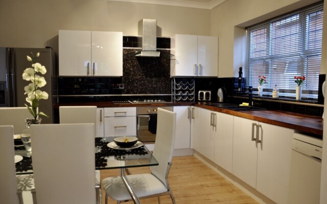 Fabulous,3 bedrooms, garden, hot tub, sleeps 8.
