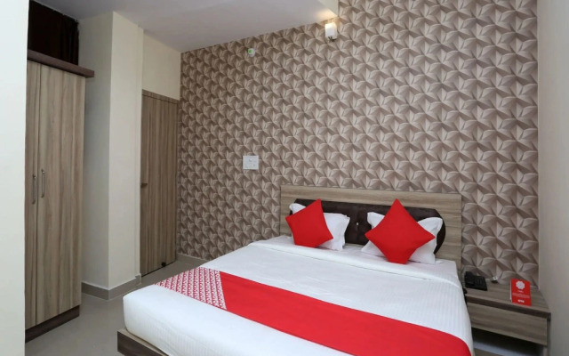 OYO Flagship 11549 Crystal INN