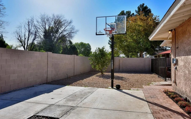 Spacious Updated 2 Masters POOL