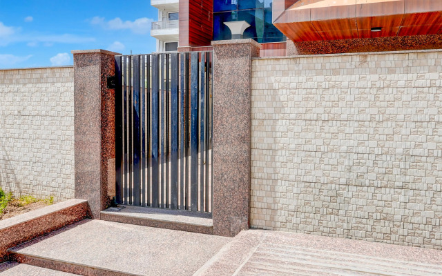 Super Townhouse Oak Sector 39 Medanta