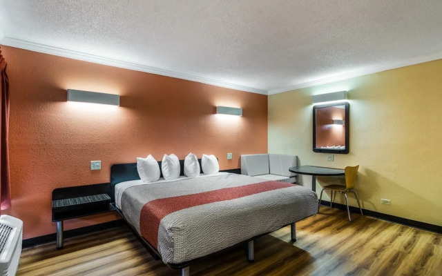 Motel 6 Libertyville, IL