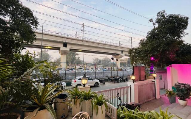 Qotel Hotel AT Residency Kaushambi