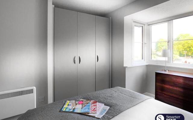Wokingham - 2 Bed Stylish House, Central - Parking