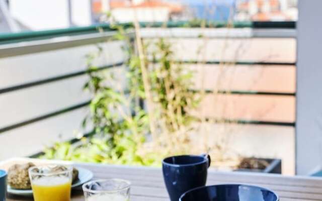 3 Bedrooms Hypercenter Terrace and Parking