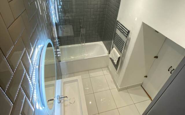 Beautiful 2 Bedroom Property in Earl's Court