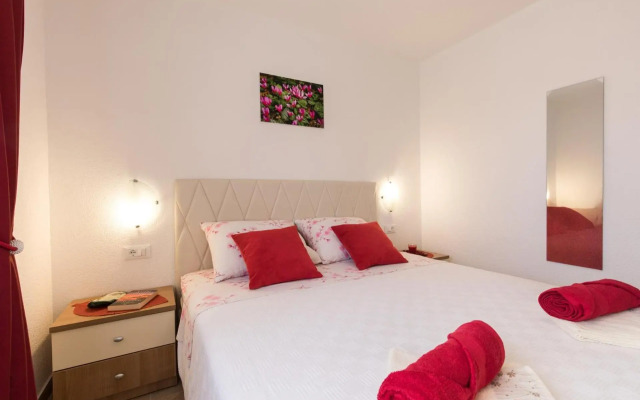 Apartment Doris, Nenadici