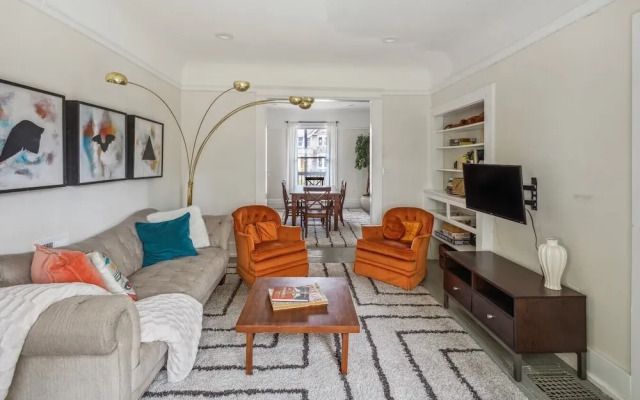 Comfortable 6-bedroom Retreat Minutes to Downtown