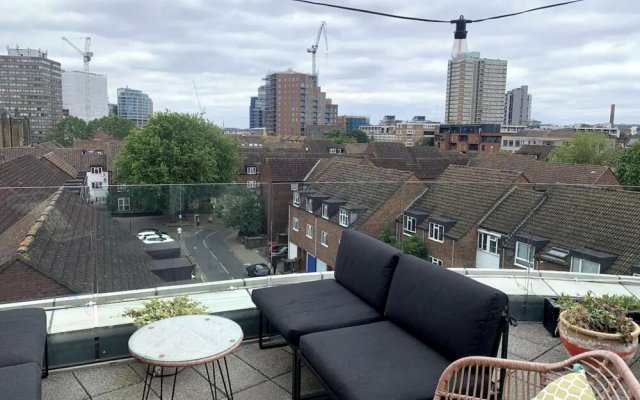 Stylish 2BD Flat With Private Balcony - Battersea