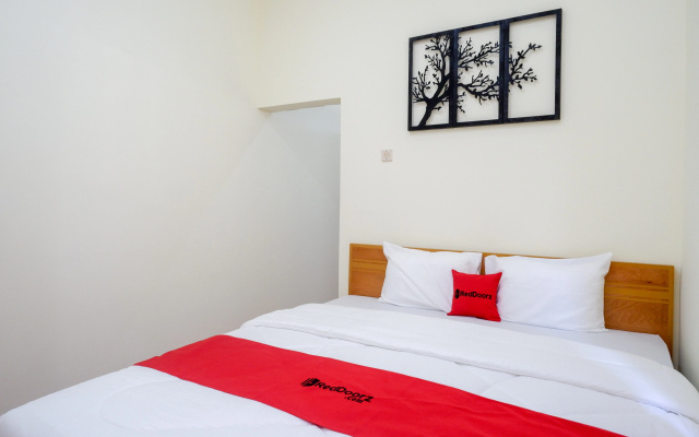 RedDoorz near Rita Supermall Purwokerto 2