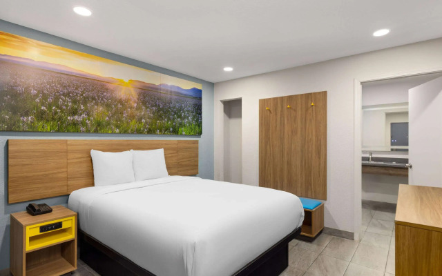 Days Inn by Wyndham Bakersfield