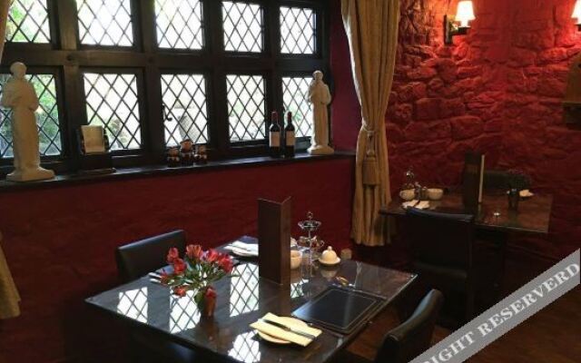 The Oxenham Arms