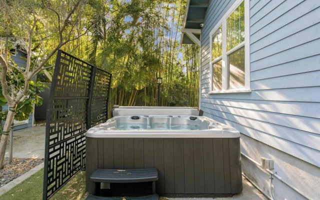 Sunset Bungalow With Hot Tub - 6ppl
