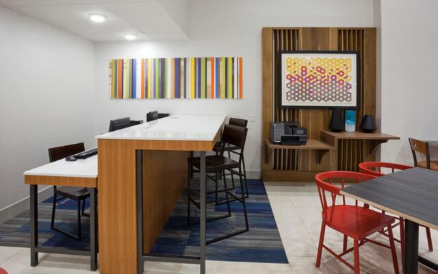 Holiday Inn Express Flint-Campus Area by IHG
