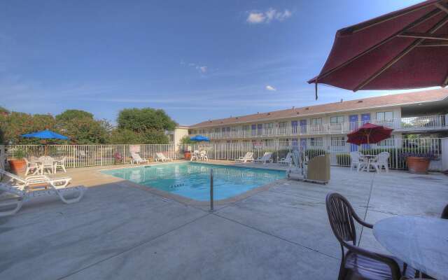 Motel 6 San Antonio, TX - Fiesta