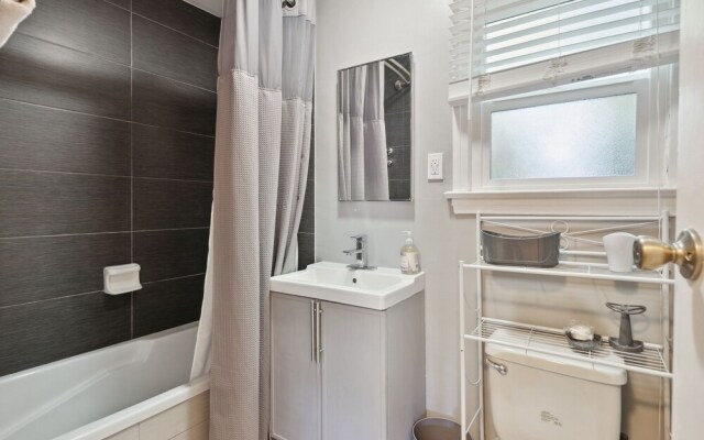 Hollywood Gem 1 Bedroom Apts by RedAwning