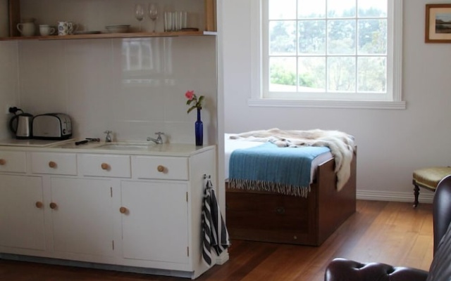 Wines for Joanie Cottage – Guest Rooms – Sidmouth
