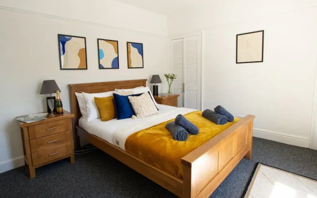 Spacious - Central 2 Bed Apartment