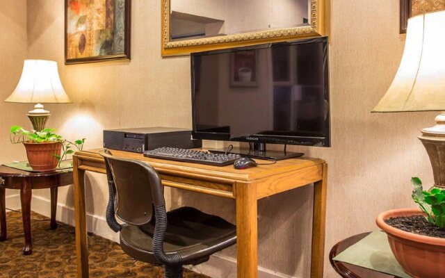 Econo Lodge Inn & Suites