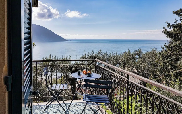 Seaview Apartment with Garden in Recco