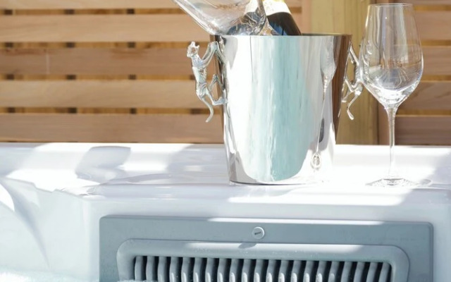 Stylish House in Perth-hot Tub-garden-sleeps 6