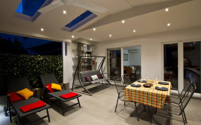 Luxury apt With Roofed Patio Near Beach & Center