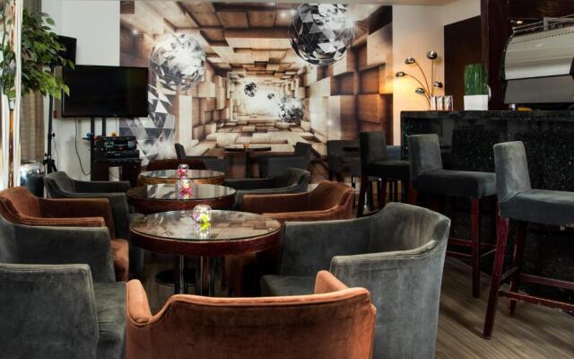 The Park City Grand Plaza Kensington