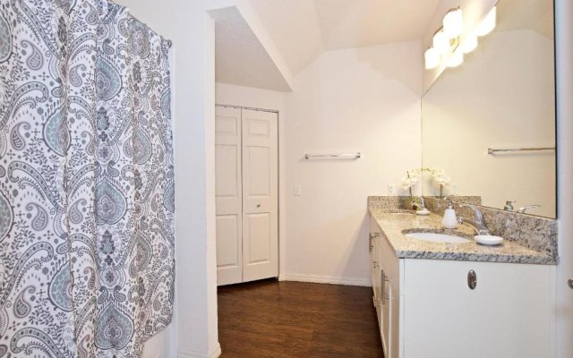New listing townhouse in gated community sleeps 6 10 min to Disney