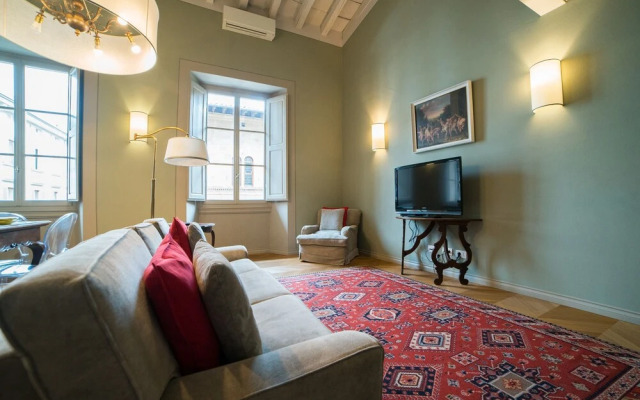 Charming Two Bedroom Apartment in Piazza Strozzi