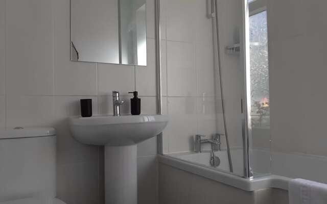 Lovely 3-bed House in Bridgend 7min From Porthcawl